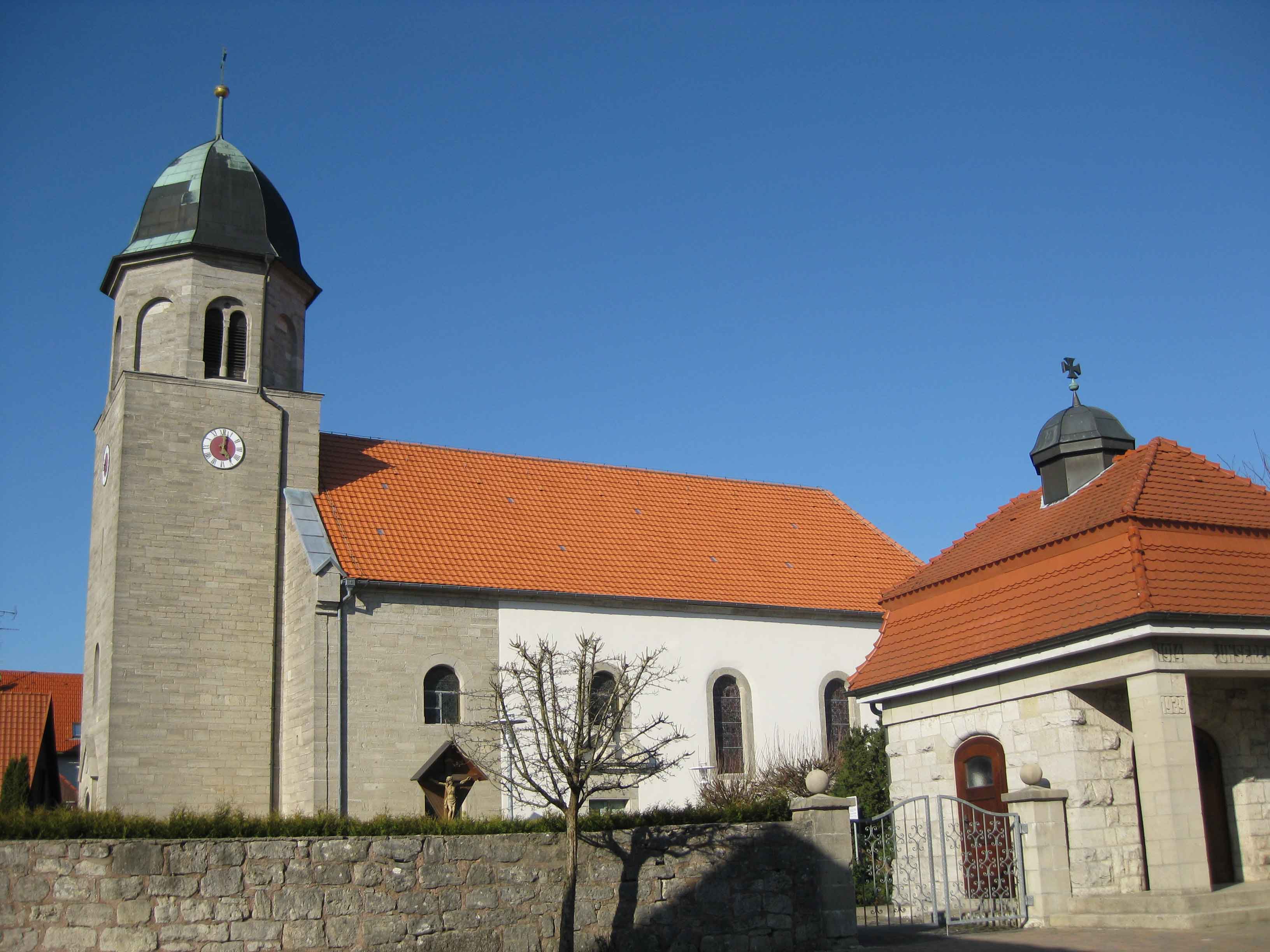 Kirche St. Margaretha, davor die Kriegerkapelle